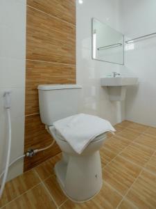 A bathroom at O2 Hotel สกลนคร (โรงแรม โอทู สกลนคร)