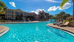 einen Pool in einem Apartmentkomplex mit einem Resort in der Unterkunft Gorgeous Condo Near Disney in Orlando