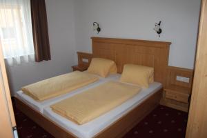 Łóżko lub łóżka w pokoju w obiekcie Hotel Garni Dorfblick