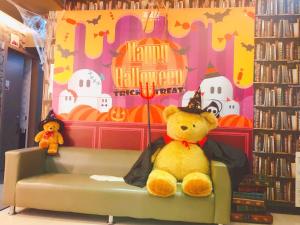 un osito de peluche sentado en un sofá en una biblioteca en Morwing Hotel Fairytale, en Taipéi 42 fotos más