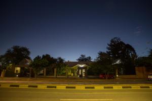 una casa al lado de una calle por la noche en Village Boutique Hotel, en Otjiwarongo