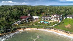 una vista aerea di una casa sulla spiaggia di Samudra Beach Resort a Tangalle