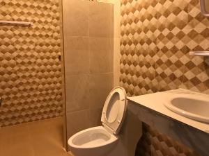 een badkamer met een toilet en een wastafel bij Captan Home in Haad Chao Phao