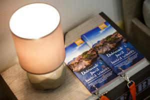 une table avec une lampe, un livre et une lampe dans l'établissement Apartments Midnight City, à Dubrovnik