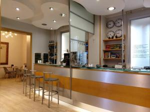 Reštaurácia alebo iné gastronomické zariadenie v ubytovaní Hotel Astor