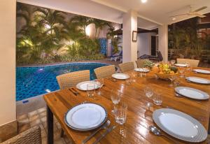 jadalnia ze stołem i basenem w obiekcie Villa Waree include electricity just 5 minutes from Beach and Walking street w Pattaya South