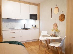 Kuchnia lub aneks kuchenny w obiekcie APARTLUX Seaside Park - bezpośredni widok na morze
