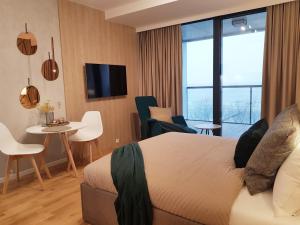 pokój hotelowy z łóżkiem, stołem i krzesłami w obiekcie APARTLUX Seaside Park - bezpośredni widok na morze w Kołobrzegu