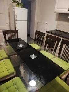 Kuchyňa alebo kuchynka v ubytovaní Örökzöld Apartman Szeged