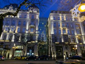 ブダペストにあるRoyal Apartmentのクリスマスの灯りが目の前にある建物