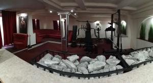 Una habitación con un escenario con rocas. en Hotel Imperial Premium en Timisoara