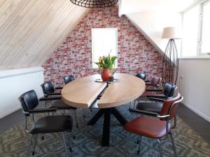 a meeting room with a table and chairs at B&B Immer met Moed in Vledder