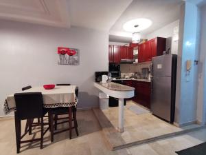 cocina con mesa y nevera en Blume Apartment Casa Port - 2 Bedrooms, en Casablanca