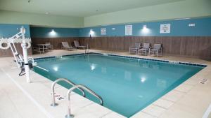 duży basen w szpitalu w obiekcie Holiday Inn Express & Suites - Marion, an IHG Hotel w mieście Marion