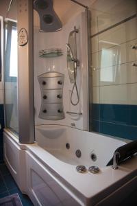 Ένα μπάνιο στο Villa Tzanatos +27 φωτογραφίες