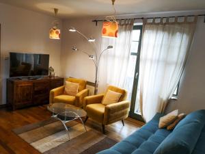 Televízia a/alebo spoločenská miestnosť v ubytovaní Apartament Haffnera 10