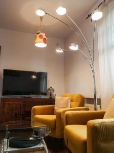 Televízia a/alebo spoločenská miestnosť v ubytovaní Apartament Haffnera 10