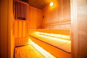 富良野La Vista Furano Hills Natural Hot Spring的房间里有一张长木凳的房间