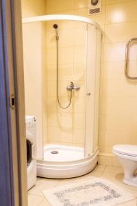 チュメニにあるСолнечный Аквапаркのバスルーム(シャワー、洗濯機付)