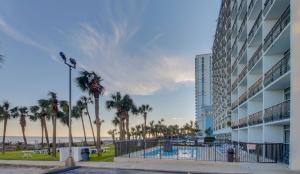 Imagen de la galería de Hosteeva Oceanfront Boardwalk Beach Resort with Balcony, en Myrtle Beach