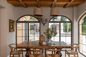 uma sala de jantar com uma mesa de madeira e cadeiras em Zigo's Hotel em Muğla