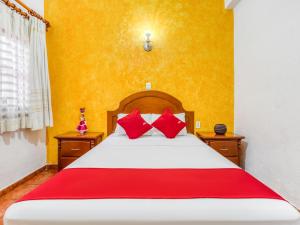 Una cama o camas en una habitación de OYO Hotel Mi casa, Oaxaca centro