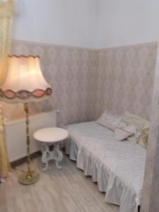 ミエンジズドロイェにあるMarea20の小さなベッドルーム(ベッド1台、ランプ付)