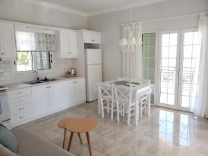 カルパトスにあるAnthi's viewの白いキッチン(テーブル、椅子付)
