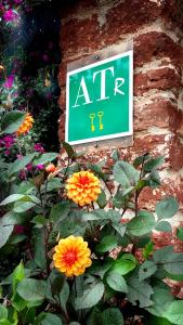 una señal en el costado de una pared con flores en Apartamentos Villar, en Villar