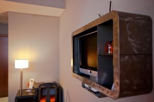 En TV eller et underholdningssystem på Orange Hotel