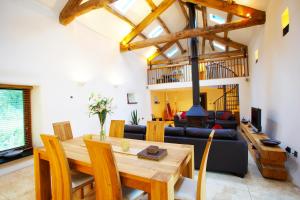 科克茅斯The Lazy Fish的带木桌和沙发的客厅