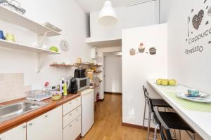 uma cozinha com armários brancos e uma bancada em Locanda Sant'Anna em Roma