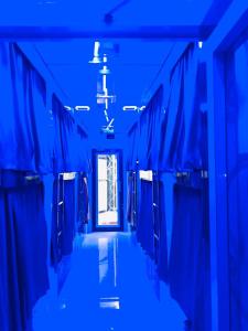 un corridoio blu di un autobus vuoto di Andheri-69-Dormitory a Mumbai