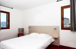 Säng eller sängar i ett rum på Vacancéole - Les Chalets de l'Isard