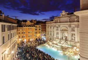 Bazén v ubytování Relais Fontana Di Trevi Hotel nebo v jeho okolí