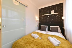 um quarto com uma cama grande e toalhas em Királykút 1 apartman - ingyen parkolás, bicajok, ac em Székesfehérvár