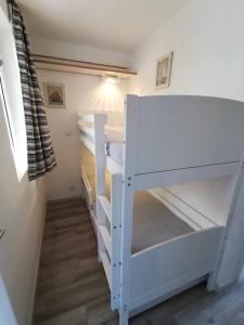 een wit stapelbed in een kleine kamer bij SAINT RAPHAEL, CAP ESTEREL Le Hameau. Vue mer in Saint-Raphaël