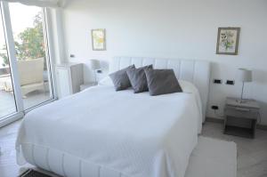 A bed or beds in a room at Maison Blanche Taormina