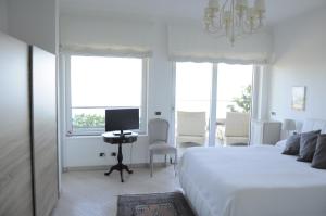 A bed or beds in a room at Maison Blanche Taormina