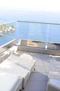 A seating area at Maison Blanche Taormina