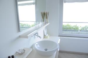 A bathroom at Maison Blanche Taormina Még 37 kép