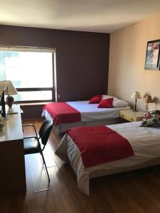una camera d'albergo con due letti e una finestra di Rancho Porteño a Buenos Aires