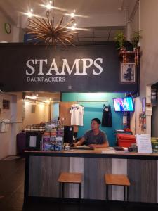 Ein Zertifikat, Auszeichnung, Logo oder anderes Dokument, das in der Unterkunft Stamps Backpackers ausgestellt ist