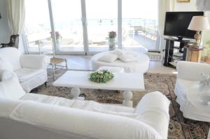 A television and/or entertainment centre at Maison Blanche Taormina