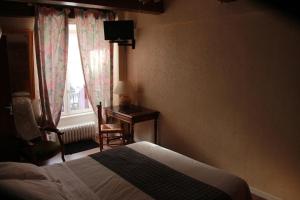 Кровать или кровати в номере Hostellerie du Beffroy