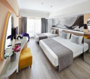 Postel nebo postele na pokoji v ubytování Lalila Blue Suites + 37 fotografií
