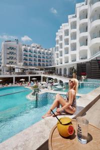 Bazén v ubytování Lalila Blue Suites nebo v jeho okolí