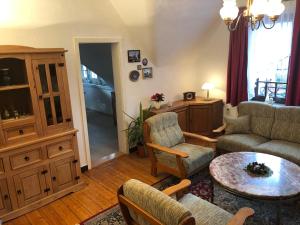 ein Wohnzimmer mit einem Sofa und einem Tisch in der Unterkunft Liebetrau Apartment in Gotha