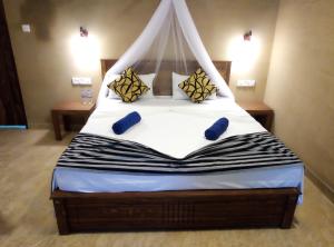 En eller flere senge i et værelse på Shan Mango Homestay