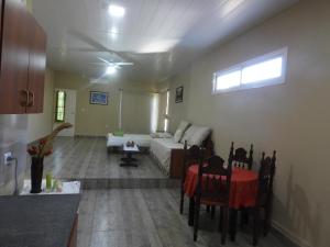 salon ze stołem i kanapą w obiekcie Departamento nuevo,amplio y cercano al centro en Posadas w mieście Posadas